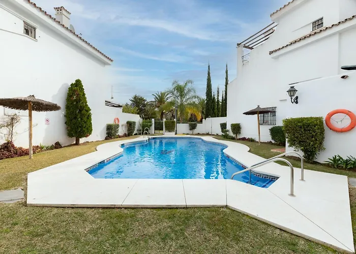Cozy 4 Bedroom Townhouse With Swimming Pool
